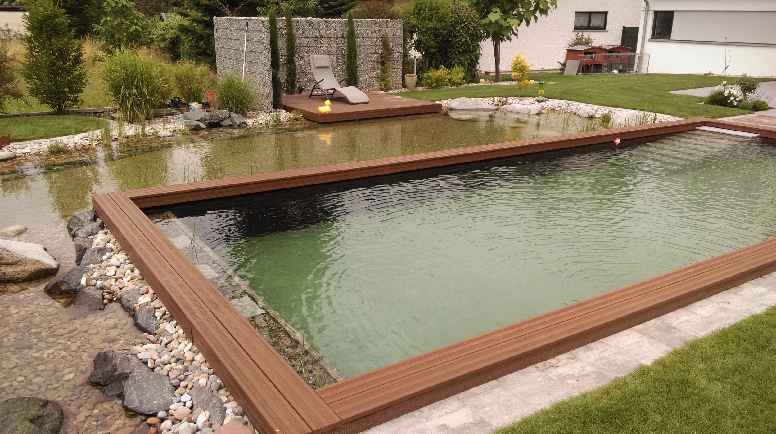 Gepflegte Grünanlage eines Bürokomplexes